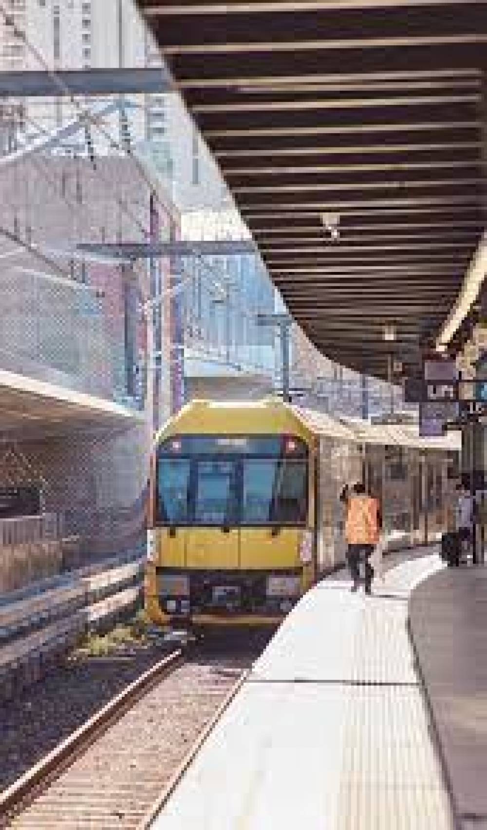 सिडनी में 54 घंटे तक फ्री ट्रेन सेवा, भीड़ उमड़ी समुद्री किनारों पर