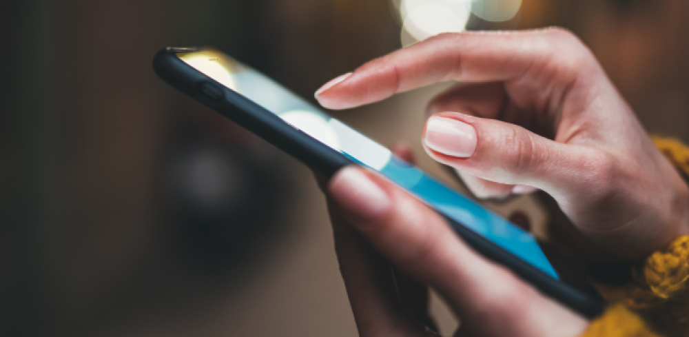 "13 वर्षीय ‘फर्जी प्रोफाइल’ पर ऑनलाइन शिकारियों की बाढ़ — एक खाते पर पाँच गुना ज़्यादा संदेश"