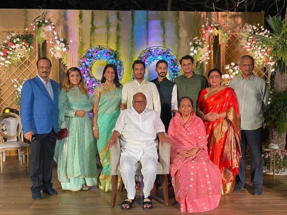 राजनीतिक मतभेदों के बावजूद पारिवारिक रिश्ते मजबूत: पवार परिवार एकजुट हुआ सगाई समारोह में