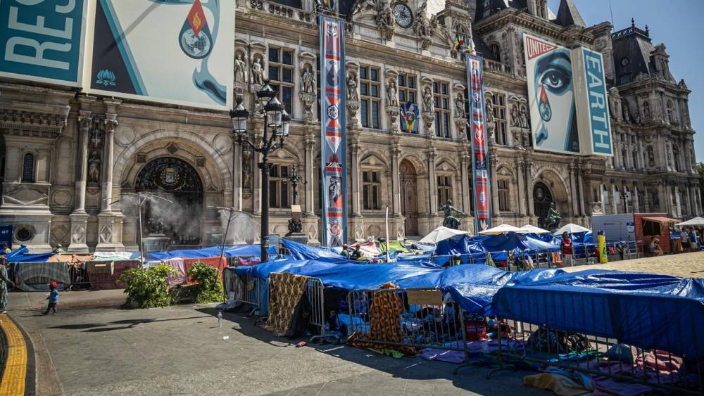 पेरिस सिटी हॉल के बाहर शरणार्थियों का प्रदर्शन, आपातकालीन आश्रय की मांग