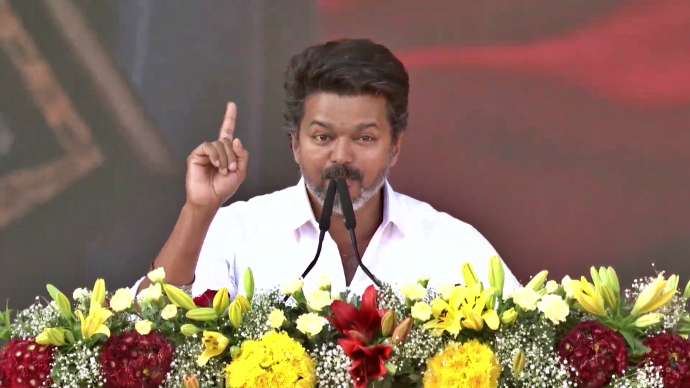 मदुरै से गरजे सुपरस्टार विजय, कहा– 2026 में होगा असली मुकाबला"