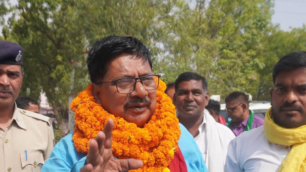 तेजस्वी के बाद अब विपक्षी सांसद भी फंसे! सांसद सुदामा प्रसाद की पत्नी के पास दो वोटर आईडी मिलने से मचा बवाल