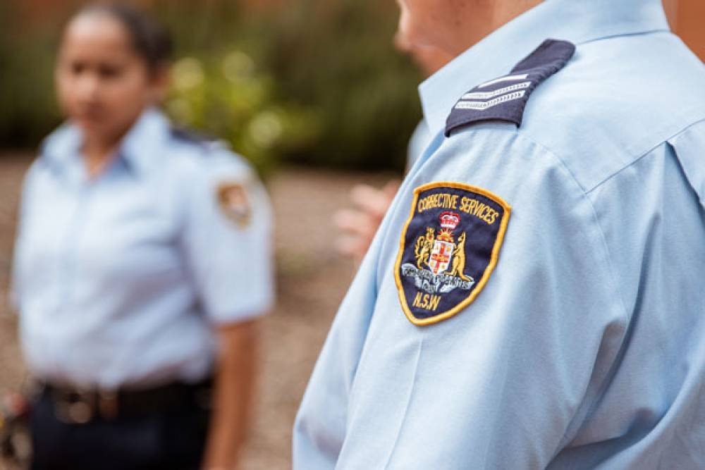 एनएसडब्ल्यू सुधार सेवाओं का अधिकारी भ्रष्टाचार के आरोप में गिरफ्तार, जेल में एन्क्रिप्टेड फोन पहुंचाने का आरोप