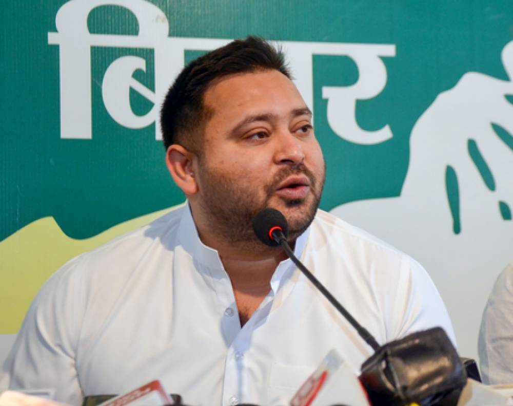 तेजस्वी यादव का दांव पड़ा उल्टा? चुनाव आयोग ने फर्जीवाड़े की जांच शुरू की, दो वोटर कार्ड मिलने पर मचा हड़कंप