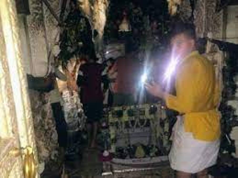 वाराणसी में आत्मविश्वेश्वर महादेव मंदिर में भीषण आग, पुजारी समेत सात लोग झुलसे