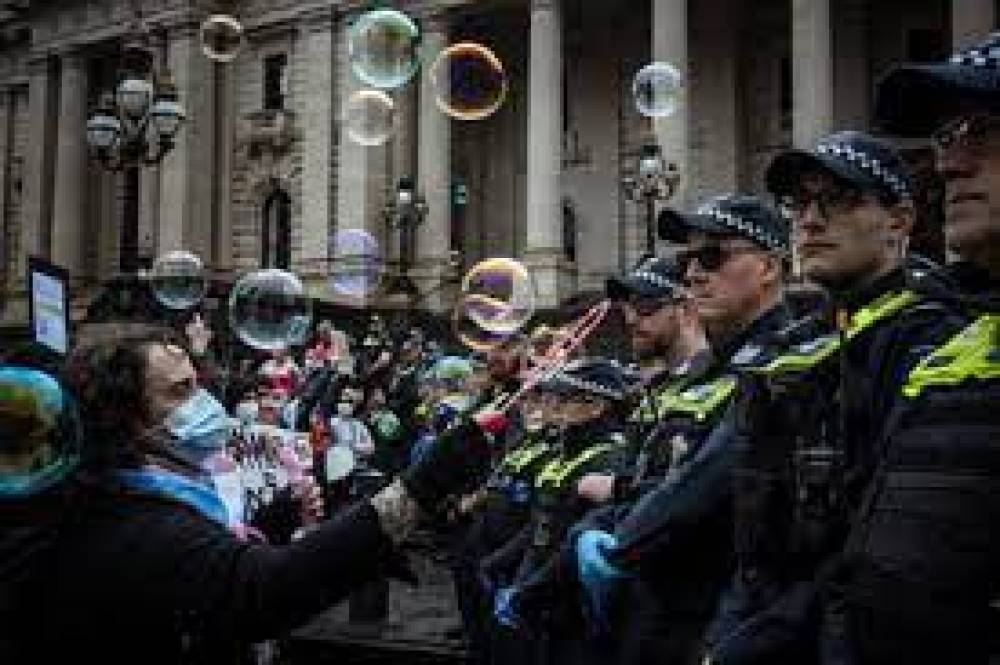 मेलबर्न में महिला अधिकार रैली के दौरान झड़प