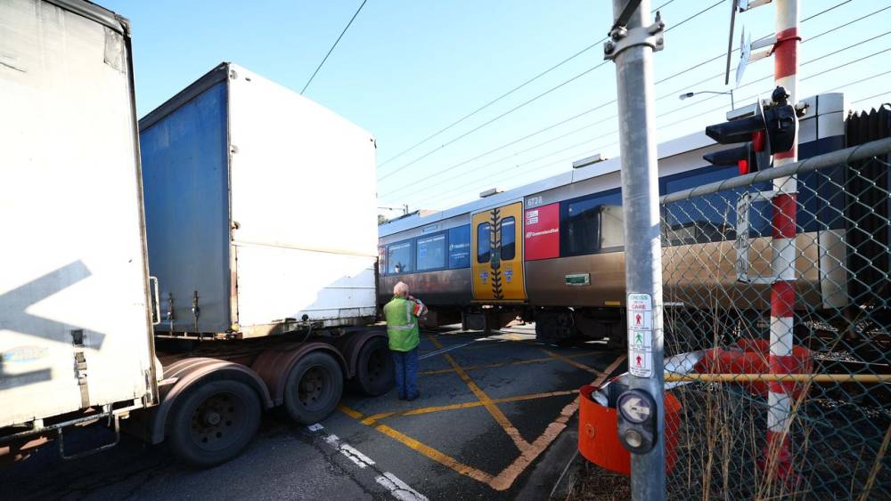 ब्रिस्बेन में ट्रेन और ट्रक की टक्कर, गोल्ड कोस्ट लाइन पर यातायात ठप