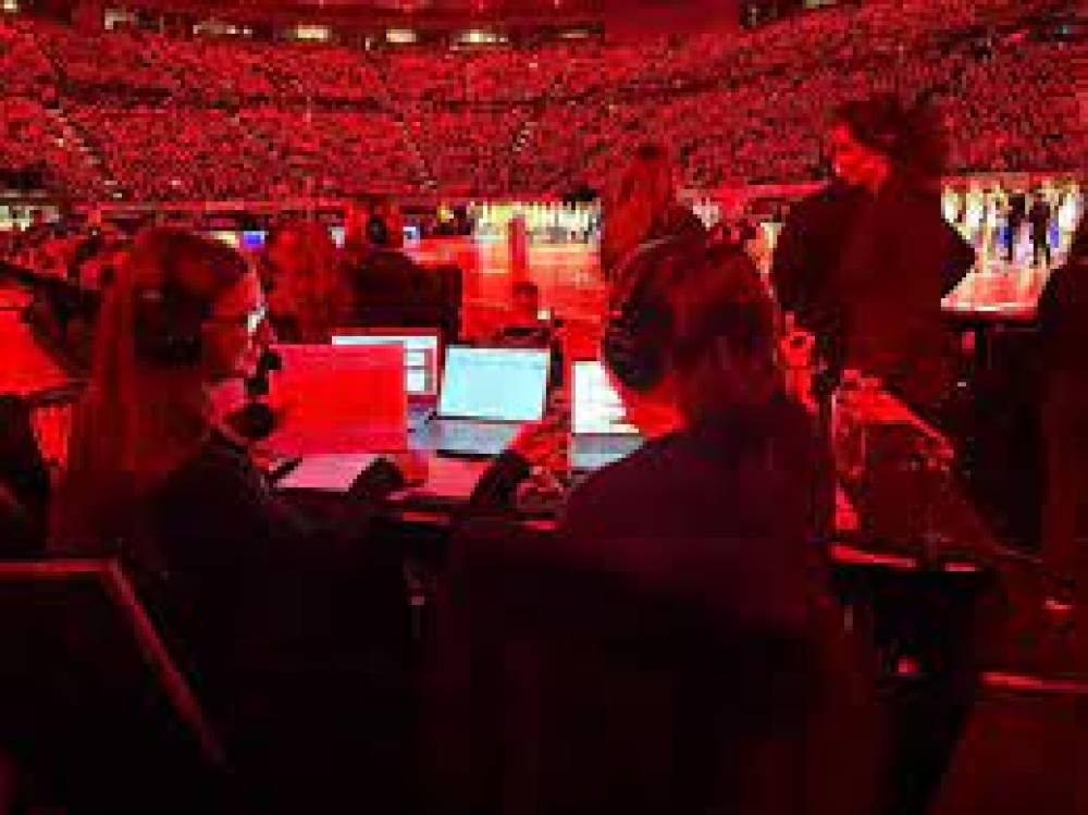 सुपर नेटबॉल ग्रैंड फ़ाइनल में विवाद – घरेलू हिंसा के दोषी गायक की प्रस्तुति पर नाराज़गी