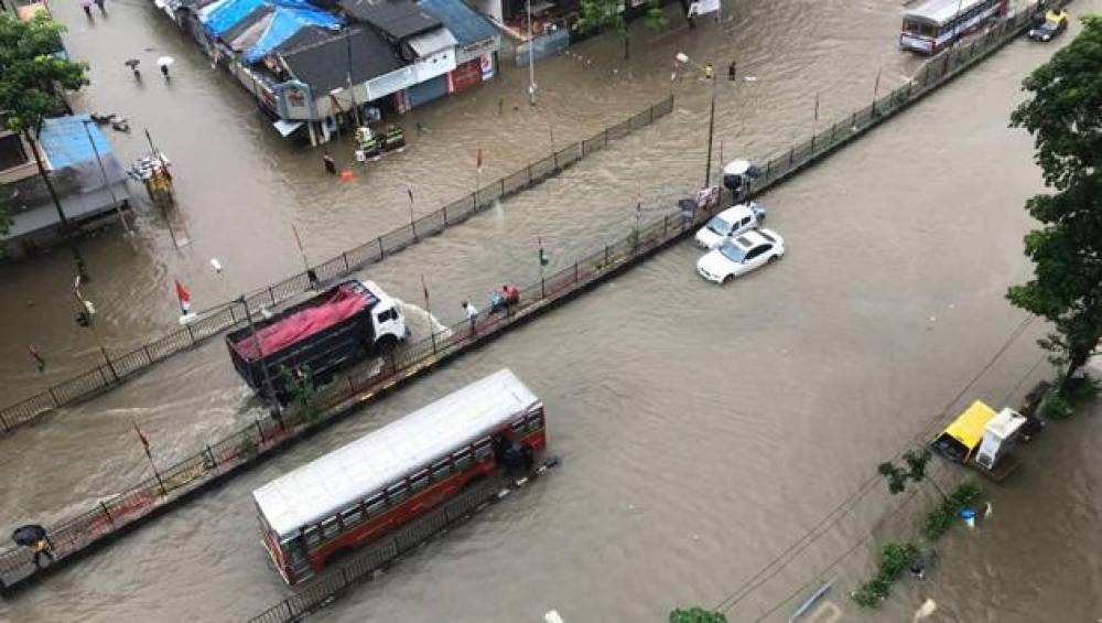 मुंबई में बारिश से हाहाकार, शहर की रफ्तार थमी