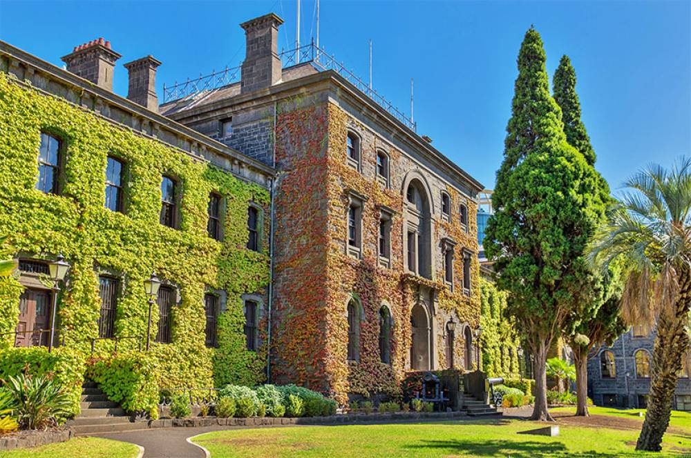 विक्टोरिया बैरक को बचाने की मुहिम तेज़ – स्थानीय लोग बोले, “विरासत नहीं बिकने देंगे”