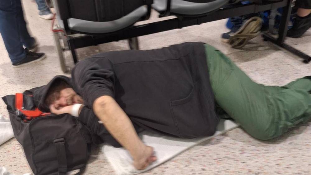 सिडनी अस्पताल में 70 वर्षीय बुजुर्ग को फर्श पर सोते देखा गया, नर्स यूनियन ने मदद की गुहार लगाई