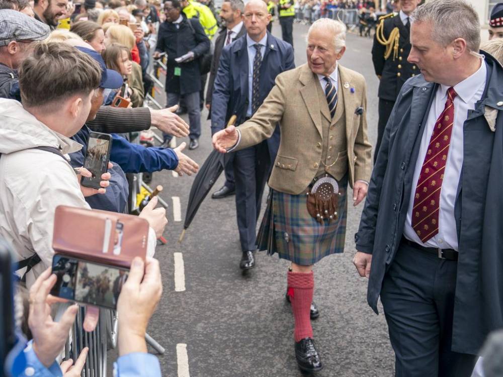 स्कॉटलैंड में किंग चार्ल्स की खास दस्तक, टार्टन किल्ट पहन पहुंच गए किराना स्टोर