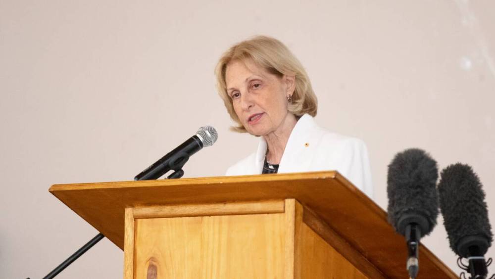 सरकार ने कंज़र्वेटिव समूह की आलोचना की, विरोधी यहूदीवाद दूत के पति के दान पर विवाद