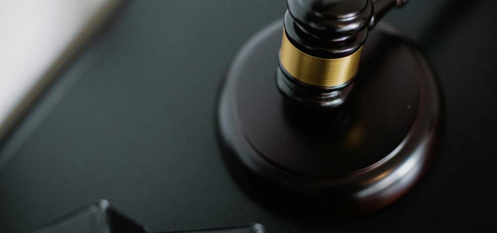 अदालत में विवाद: बहन, प्रेमिका और 3 लाख डॉलर की विरासत की लड़ाई