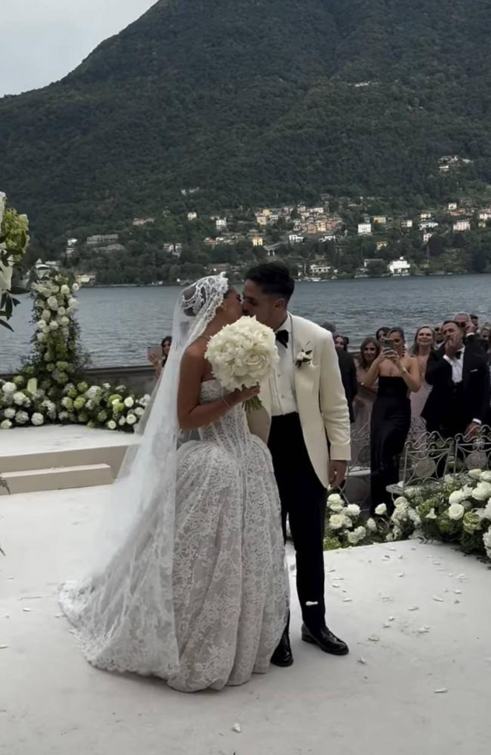 ऑस्ट्रेलियाई दूल्हे की 7 शब्दों की टिप्पणी ने सोशल मीडिया को बांट दिया