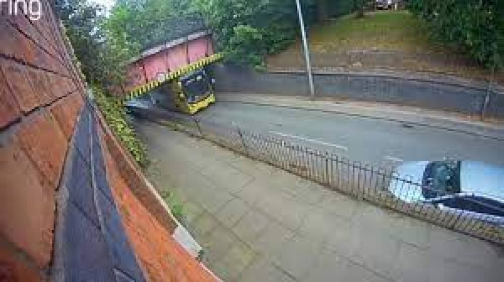 मनचेस्टर में खौफनाक हादसा: डबल डेकर बस का छत कम ऊंचाई वाले ब्रिज से टकराकर उड़ गया