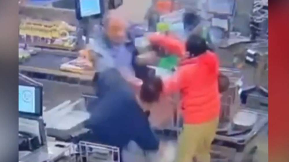 वूलवर्थ्स में दूध की बोतल से हमला: एनएसडब्ल्यू पुलिस कर्मचारी पर हमले का आरोप