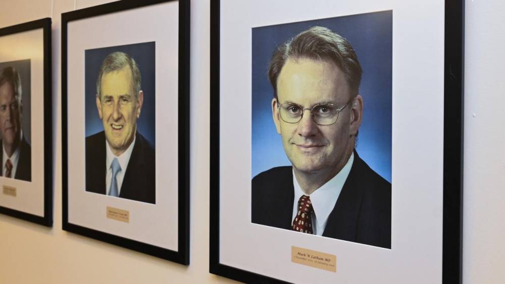 मार्क लैथम की तस्वीर को लेकर लेबर पार्टी का बड़ा फैसला: संसद भवन में रहेगी, लेकिन अब बदलेगा सन्देश