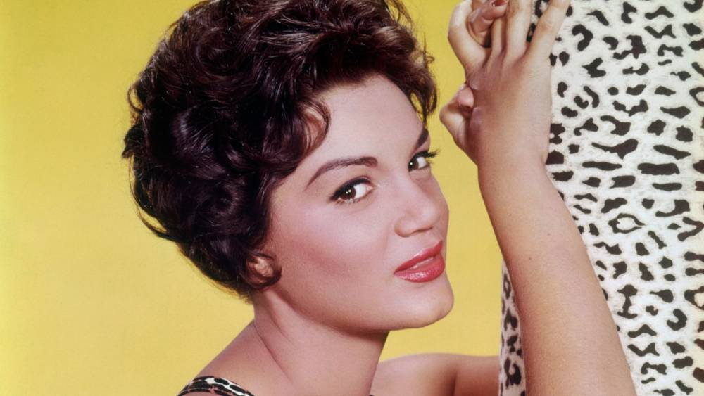 कोनी फ्रांसिस का 87 वर्ष की उम्र में निधन, ‘स्टूपिड क्यूपिड’ और ‘मामा’ जैसे मशहूर गानों से पाई थी शोहरत