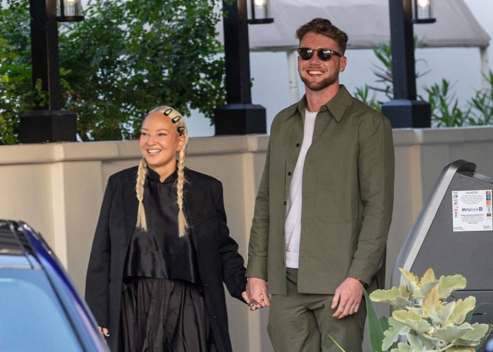 ऑस्ट्रेलियाई पॉप स्टार सिया की नई रोमांटिक खबर, 21 साल छोटे रियलिटी टीवी स्टार के साथ हाथ में हाथ डाले नजर आईं