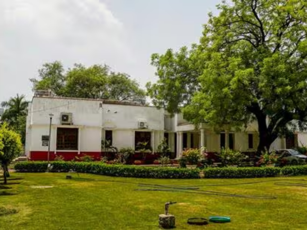 रेखा गुप्ता के बंगले की मरम्मत पर सियासी घमासान: 60 लाख के टेंडर में शामिल महंगे टीवी, एसी और गीजर पर विपक्ष का हमला