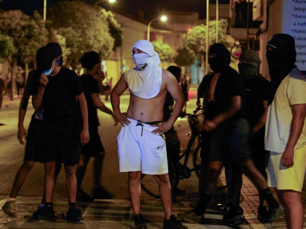 स्पेन के शहर में वृद्ध पर हमले के बाद भड़की हिंसा, प्रवासियों के खिलाफ दंगे