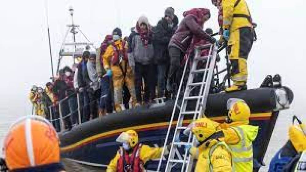 ब्रिटेन की बड़ी चुनौती अब अमीरों के दरवाज़े तक – शरणार्थी संकट पर बढ़ता दबाव