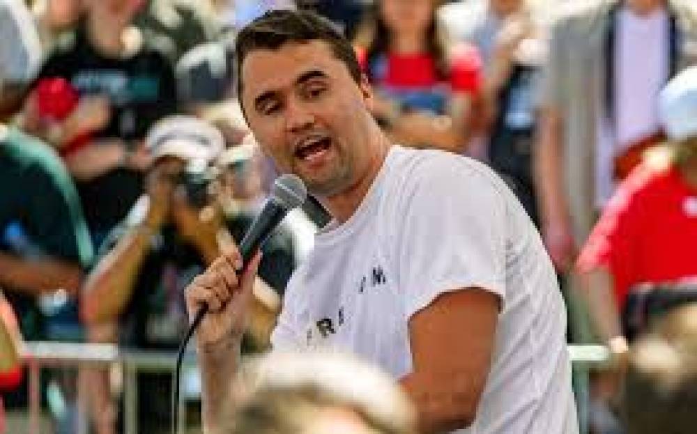 अमेरिका में सनसनी: ट्रंप समर्थक चार्ली किर्क की गोली मारकर हत्या, यूटा वैली यूनिवर्सिटी में कार्यक्रम के दौरान हुआ हमला