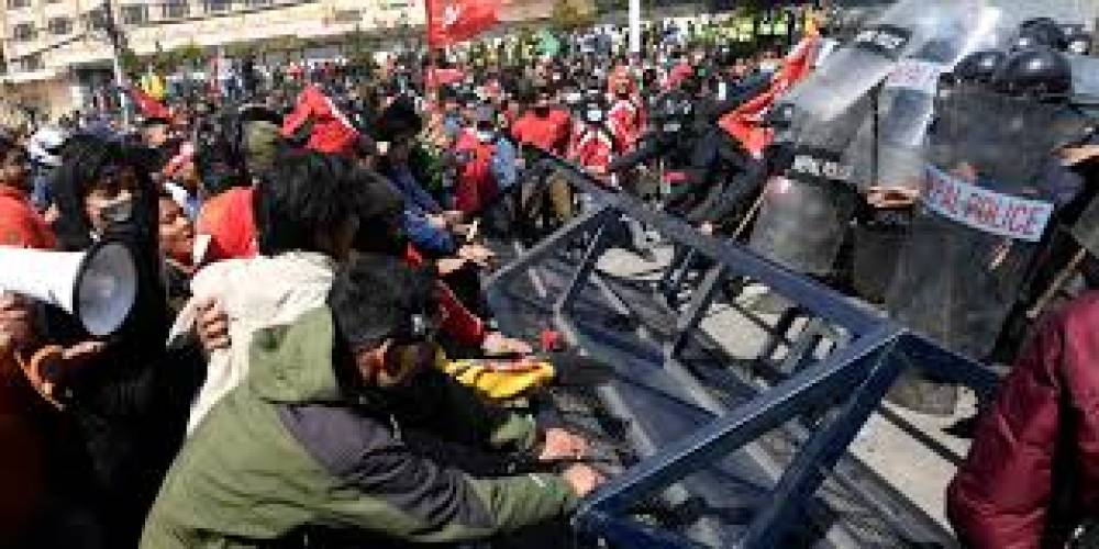 नेपाल में सोशल मीडिया बैन पर बवाल: संसद में घुसे Gen-Z प्रदर्शनकारी, पुलिस ने की हवाई फायरिंग
