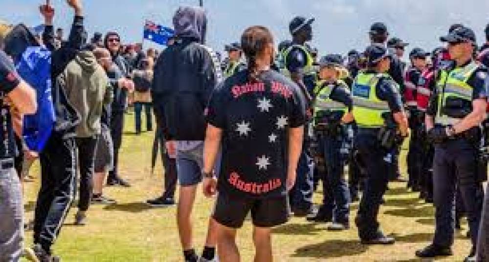 दंत चिकित्सक, सर्वेयर और चालक निकले नाज़ी समर्थक