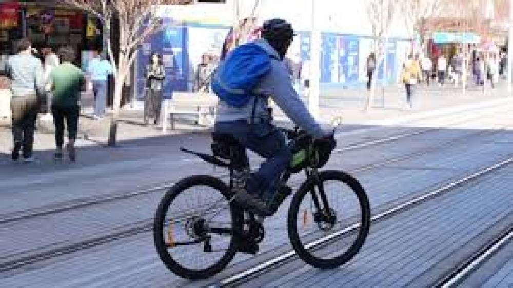 ट्रेन में कन्वर्टेड ई-बाइक पर बैन, आम ई-बाइक को मिली राहत